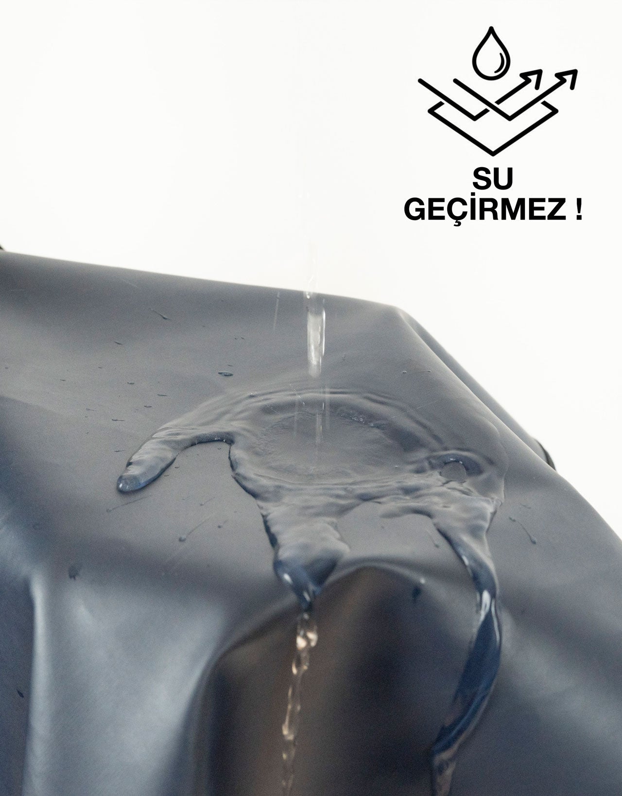 “Lacivert PVC su geçirmez mutfak önlüğü, su dökülme testi, dayanıklı muşamba kumaş yüzeyi.”